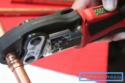 L'uso di utensili manuali per lavorare con tubi di rame L'uso di utensili manuali per lavorare con tubi di rame