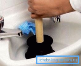 L'uso di uno stantuffo per spingere un tappo di fango stagnante L'uso di uno stantuffo per spingere un tappo di fango stagnante