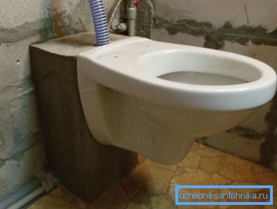 Esempio di una ciotola fissata su un blocco di cemento Esempio di una ciotola fissata su un blocco di cemento