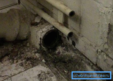 Esempio di un tubo di fognatura in ghisa con un tappo rimosso Esempio di un tubo di fognatura in ghisa con un tappo rimosso