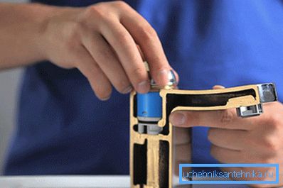 Un esempio di un prodotto con una cartuccia interna. Un esempio di un prodotto con una cartuccia interna.