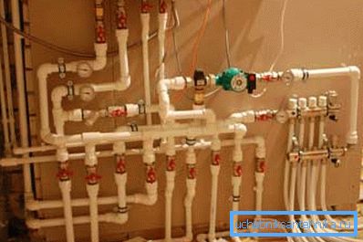 Esempio di un collettore per un sistema di riscaldamento orizzontale Esempio di un collettore per un sistema di riscaldamento orizzontale