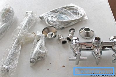 Un esempio di un set completo del mixer per il bagno Un esempio di un set completo del mixer per il bagno