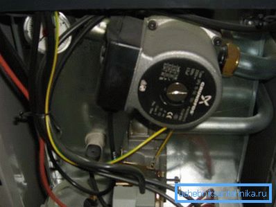 Esempio di una pompa integrata nel riscaldatore Esempio di una pompa integrata nel riscaldatore