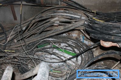 Un esempio di lavoro non professionale con cablaggio in fibra di rete e coassiale Un esempio di lavoro non professionale con cablaggio in fibra di rete e coassiale
