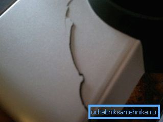 Un esempio di formazione di crepe sul corpo di un lavabo di plastica Un esempio di formazione di crepe sul corpo di un lavabo di plastica