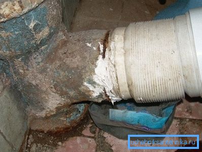Un esempio di realizzazione della giunzione di ondulazioni in plastica con una presa in ghisa Un esempio di realizzazione della giunzione di ondulazioni in plastica con una presa in ghisa