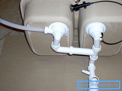 Un esempio della posizione del secondo foro di scarico nel doppio lavabo Un esempio della posizione del secondo foro di scarico nel doppio lavabo