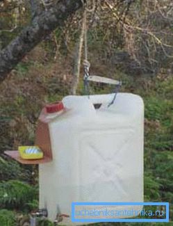 Un esempio di un lavabo fatto in casa da un contenitore