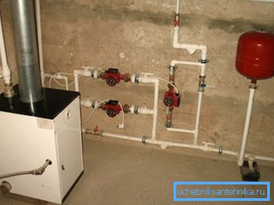 Esempio di sistema con vaso di espansione, pompe e connessioni multiple Esempio di sistema con vaso di espansione, pompe e connessioni multiple