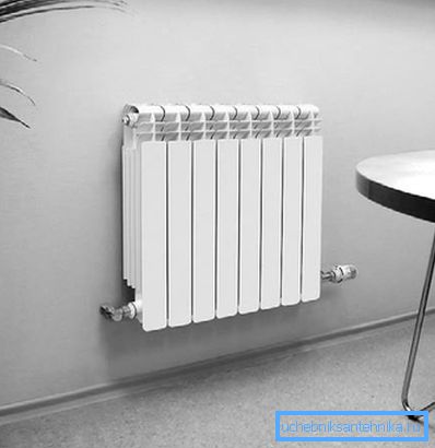 Un esempio di come possono essere installati i radiatori bimetallici montati sul fondo. Un esempio di come possono essere installati i radiatori bimetallici montati sul fondo.