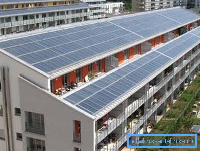 Un esempio di un edificio con una vasta area di sistemi solari Un esempio di un edificio con una vasta area di sistemi solari