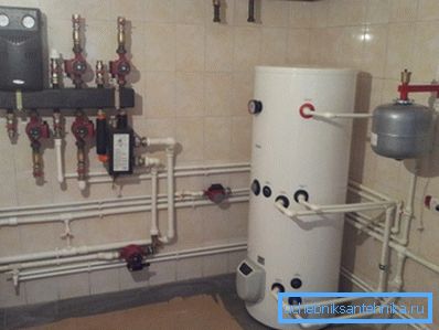 Il principio di sistemazione del locale caldaia utilizzando un'unità a doppio circuito Il principio di sistemazione del locale caldaia utilizzando un'unità a doppio circuito