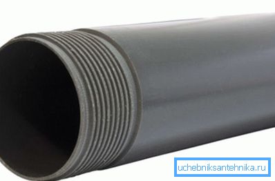 Prendiamo un tubo di plastica per l'uso nel terreno. Prendiamo un tubo di plastica per l'uso nel terreno.
