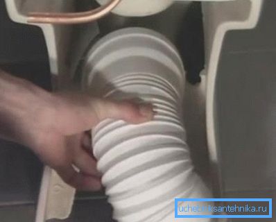 Attaccare il water alla seconda estremità del bracciale ondulato Attaccare il water alla seconda estremità del bracciale ondulato