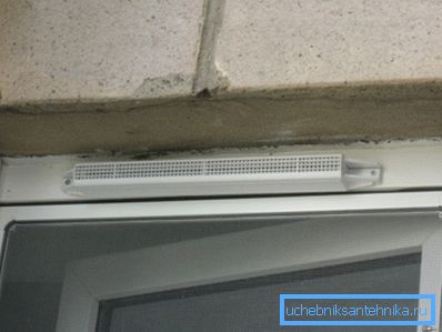 La valvola di ingresso per l'installazione in un serramento La valvola di ingresso per l'installazione in un serramento