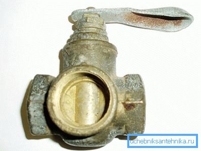 Cazzo di sughero Il tappo si sovrappone alla presa centrale, rivelando gli altri due. Cazzo di sughero Il tappo si sovrappone alla presa centrale, rivelando gli altri due.