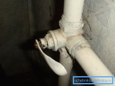 Triciclo di sughero sul sistema di riscaldamento. Triciclo di sughero sul sistema di riscaldamento.