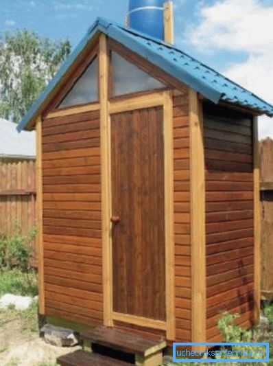 Il problema dell'approvvigionamento idrico è risolto installando una canna sul tetto della cabina. Il problema dell'approvvigionamento idrico è risolto installando una canna sul tetto della cabina.