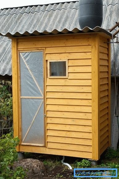 Il problema dell'approvvigionamento idrico è risolto installando una canna sul tetto della cabina. Il problema dell'approvvigionamento idrico è risolto installando una canna sul tetto della cabina.