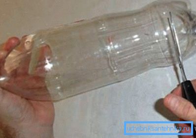 La pulizia della bottiglia della toilette viene utilizzata per piccoli zoccoli La pulizia della bottiglia della toilette viene utilizzata per piccoli zoccoli