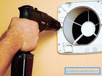 È possibile pulire la ventilazione dell'appartamento dopo aver smontato la griglia e la ventola È possibile pulire la ventilazione dell'appartamento dopo aver smontato la griglia e la ventola