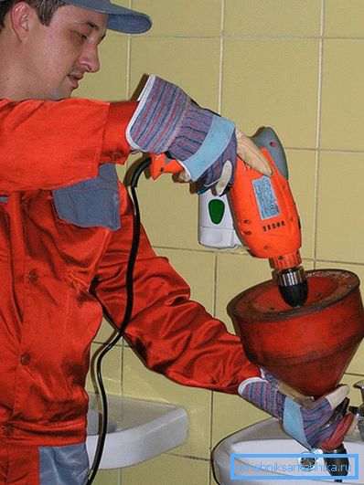 906 Pulizia tramite cavo sanitario