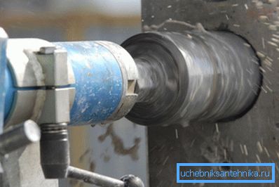 Fare un buco con la perforazione del diamante.