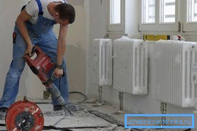 Posa professionale di tubi di riscaldamento in una casa privata Posa professionale di tubi di riscaldamento in una casa privata
