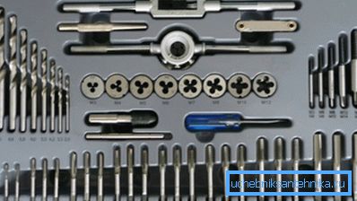 Artigiani professionisti o fabbri che hanno costantemente a che fare con questo tipo di lavoro raccomandano l'acquisto di kit appropriati per questi scopi, ma è imperativo che controlli la qualità del metallo da cui sono fatti. Artigiani professionisti o fabbri che hanno costantemente a che fare con questo tipo di lavoro raccomandano l'acquisto di kit appropriati per questi scopi, ma è imperativo che controlli la qualità del metallo da cui sono fatti.