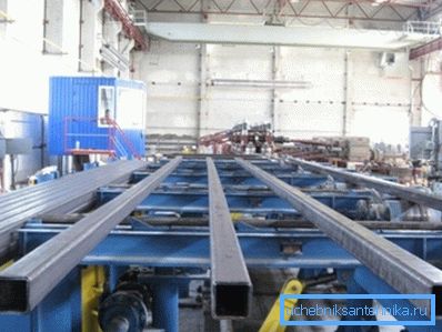 Tubo sagomato prodotto mediante laminazione o stampaggio Tubo sagomato prodotto mediante laminazione o stampaggio