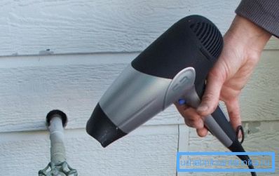 Riscaldamento del tubo dell'acqua fredda con un essiccatore industriale Riscaldamento del tubo dell'acqua fredda con un essiccatore industriale