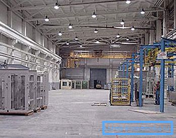 L'area di produzione ha soffitti molto alti. L'area di produzione ha soffitti molto alti.