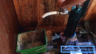 Pompiamo l'acqua finché non appare un getto trasparente. Pompiamo l'acqua finché non appare un getto trasparente.