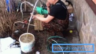 Pompiamo l'acqua in uno stato trasparente. Pompiamo l'acqua in uno stato trasparente.