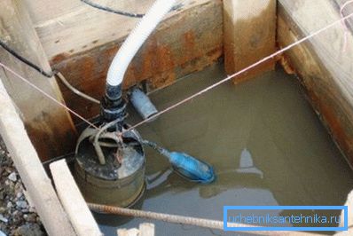 Pompaggio della sorgente con una pompa di liquami Pompaggio della sorgente con una pompa di liquami
