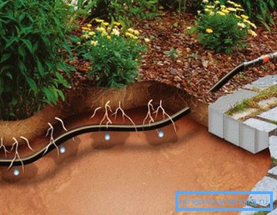 Stendere il tubo di alimentazione perforato nel terreno. Stendere il tubo di alimentazione perforato nel terreno.