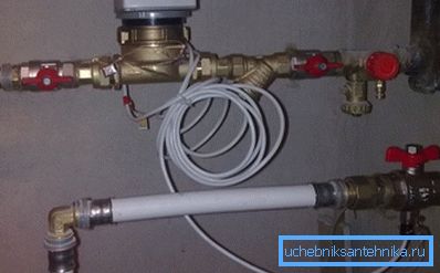Soluzione intermedia per sistemi chiusi: un sensore di flusso e due sensori di temperatura. Il calcolo viene eseguito in base alla prima formula; V1 è considerato uguale a V2. Soluzione intermedia per sistemi chiusi: un sensore di flusso e due sensori di temperatura. Il calcolo viene eseguito in base alla prima formula; V1 è considerato uguale a V2.