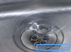 Risciacquare il buco con acqua bollente. Risciacquare il buco con acqua bollente.
