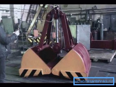 Pinza industriale per lavori di pulizia. Pinza industriale per lavori di pulizia.