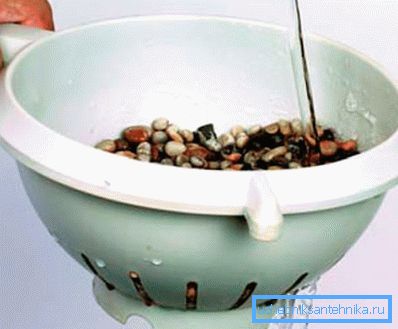 Laviamo la calce con la ghiaia, che viene poi accuratamente risciacquata con acqua pulita. Laviamo la calce con la ghiaia, che viene poi accuratamente risciacquata con acqua pulita.