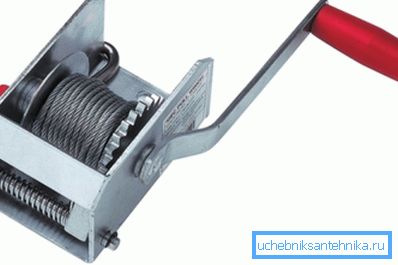 Un semplice verricello manuale semplifica notevolmente la discesa e la risalita della pompa Un semplice verricello manuale semplifica notevolmente la discesa e la risalita della pompa