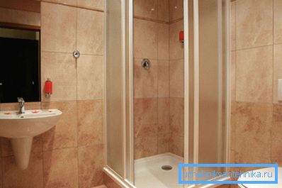 La cabina aperta più semplice con ante scorrevoli. La cabina aperta più semplice con ante scorrevoli.