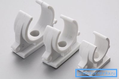 La staffa di plastica più semplice che viene fissata con un tassello. La staffa di plastica più semplice che viene fissata con un tassello.