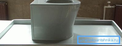 Il modello di vetroresina più semplice, realizzato in una forma monolitica con una mensola Il modello di vetroresina più semplice, realizzato in una forma monolitica con una mensola