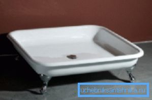 Il prodotto più semplice della ghisa è solitamente modellato con gambe e cremagliere, anche se ci sono delle eccezioni Il prodotto più semplice della ghisa è solitamente modellato con gambe e cremagliere, anche se ci sono delle eccezioni