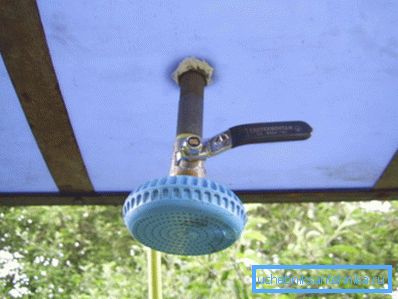 La soluzione tecnica più semplice per realizzare il drenaggio controllato dell'acqua dal serbatoio, seguita dalla spruzzatura La soluzione tecnica più semplice per realizzare il drenaggio controllato dell'acqua dal serbatoio, seguita dalla spruzzatura