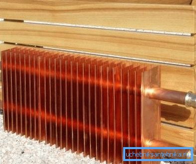 Il radiatore in rame più semplice con un involucro di legno. Il radiatore in rame più semplice con un involucro di legno.