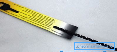 Un semplice dispositivo per rimuovere capelli e piccoli detriti dallo scarico del lavandino. Un semplice dispositivo per rimuovere capelli e piccoli detriti dallo scarico del lavandino.