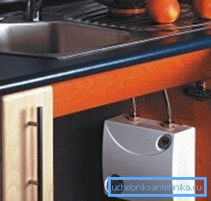 Caldaia passante sotto il lavello della cucina Caldaia passante sotto il lavello della cucina